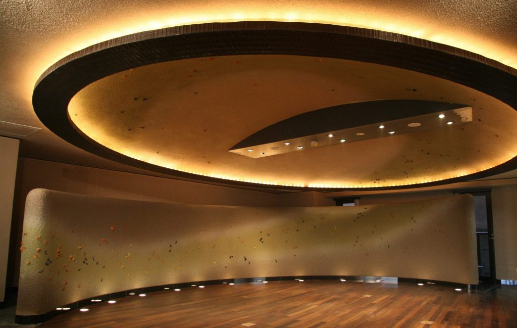 room with cove lighting