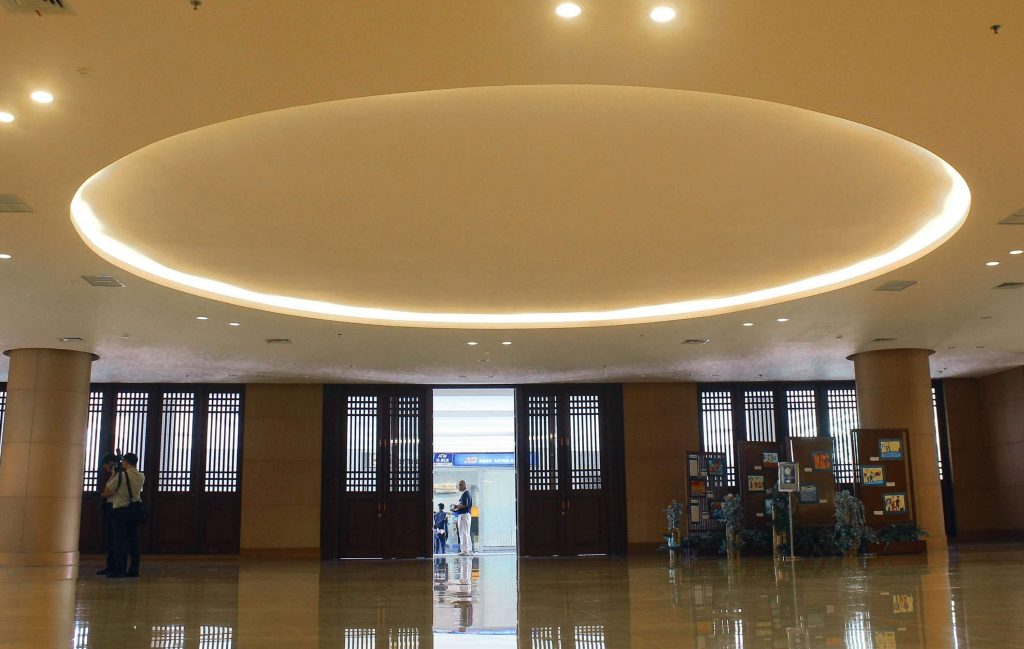 room with cove lighting