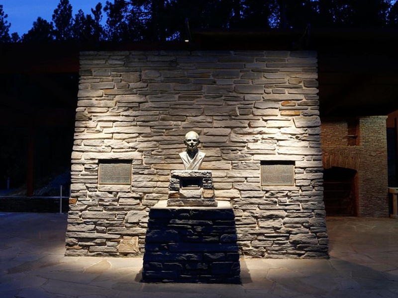 down lights on a statue