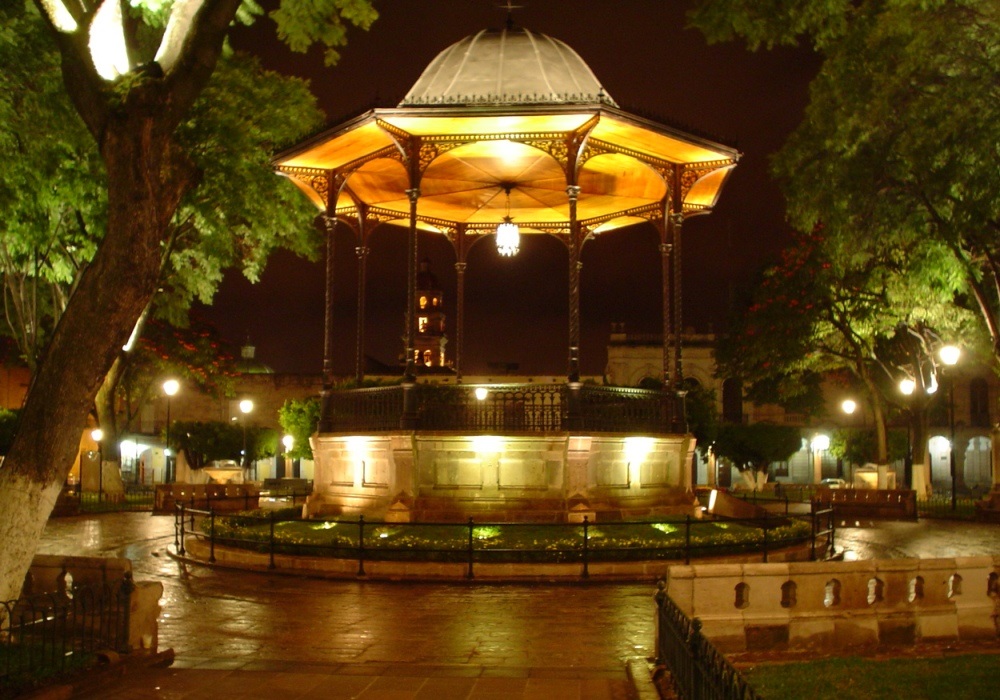 landscape frontal lighting in the park