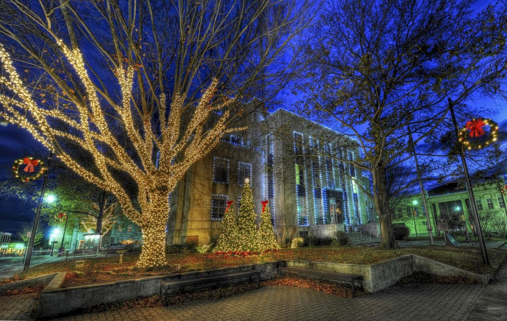 tree lighting in front of the house; how to install landscape lighting in trees