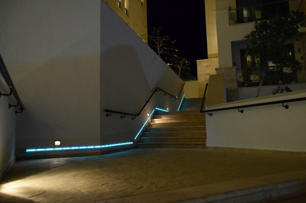 low-voltage landscape decorative lighting