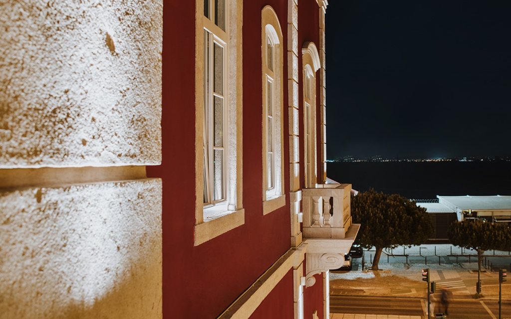 low voltage lights on exterior wall