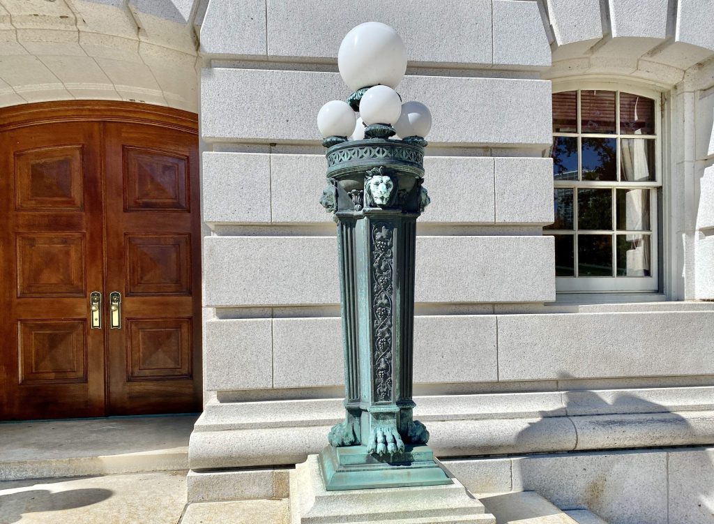 outdoor bronze post lights