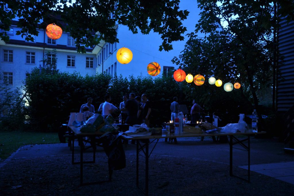 outdoor string lights with lanterns