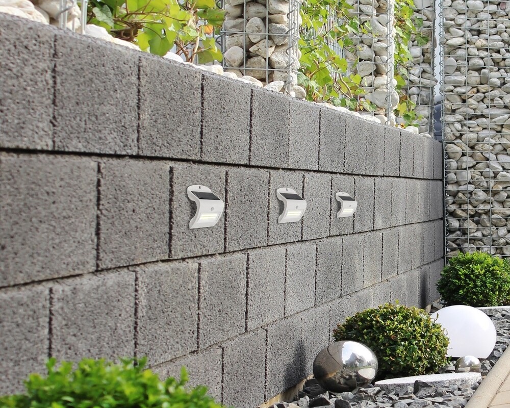 retaining wall with solar lights