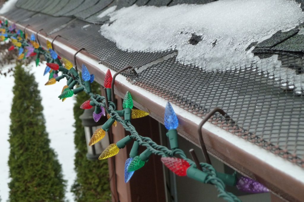string lights on eavestroughs; metal gutter hooks; how to hang outdoor string lights on eavestroughs