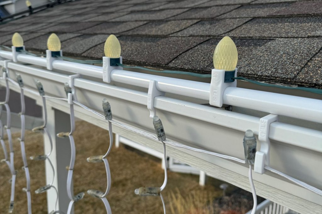string lights on eavestroughs; plastic gutter clips; how to hang outdoor string lights on eavestroughs